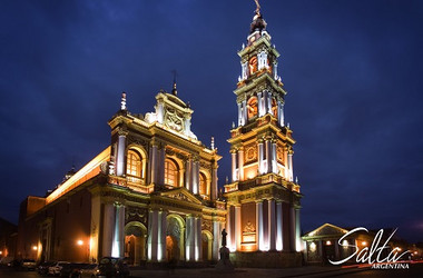 Nachts hell erleuchtete Basilica San Francisco in Salta