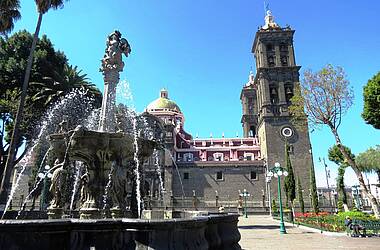 Springbrunnen und Kathedrale von Puebla
