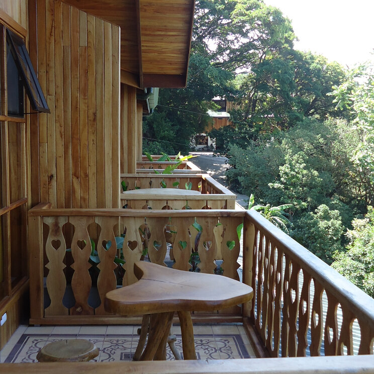 Balkon der Peninsula Forest Suite im Hotel Belmar, Monteverde, mit Blick auf den Wald.