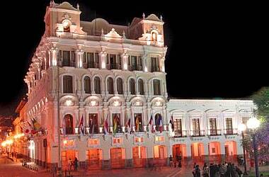 Barocke Fassade des Plaza Grande Hotels Quito bei Nacht