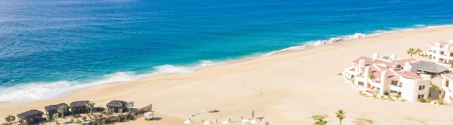 Hotelanlage des Solmar Resort mit Pool und Blick auf den Strand von Cabo San Lucas an der Pazifikküste von Mexiko.