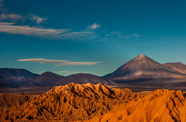 Bergige Landschaft in der Atacamawüste beim Sonnenuntergang