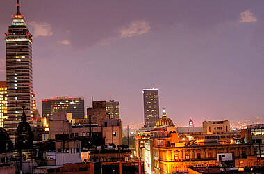 Skyline von Mexiko-Stadt in der Abenddämmerung