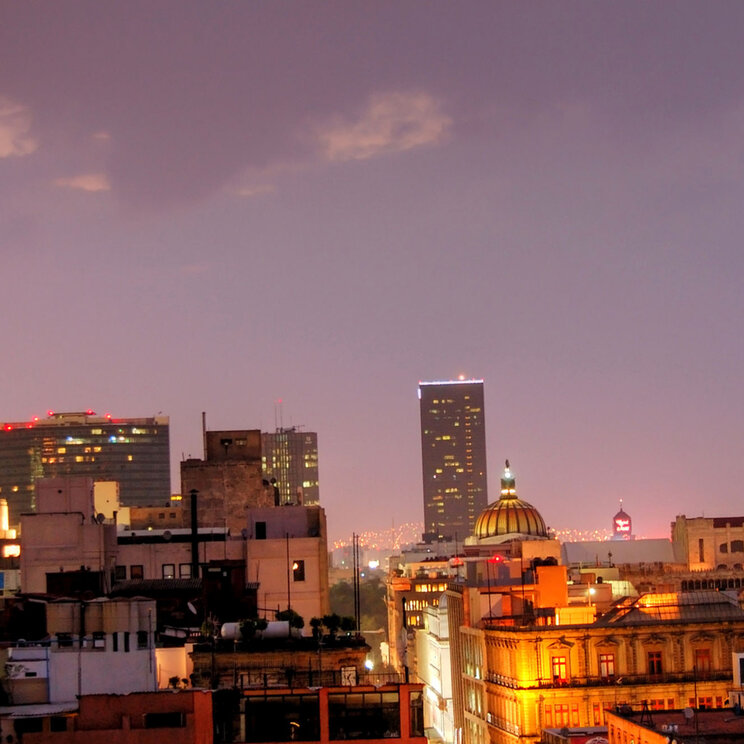 Skyline von Mexiko-Stadt in der Abenddämmerung