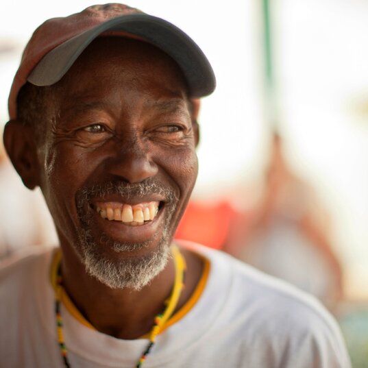 Portrait von einem lachenden dunkelhäutigen Belize-Einheimischen