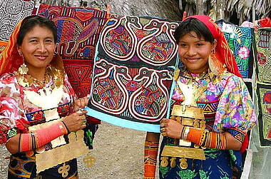 Kuna-Frauen mit tradionellen Molas auf San Blas, Panama