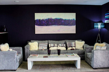 Loungebereich mit Sitzecke und Bild im Hotel Dazzler Puerto Madryn