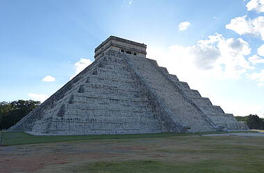 Kukulkan-Pyramide in Gegenlicht in Chichen Itza - Mexiko
