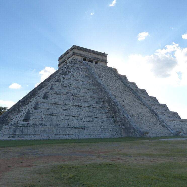 Kukulkan-Pyramide in Gegenlicht in Chichen Itza - Mexiko