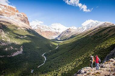 Zwei Wanderer beim Trekking in den Bergen von El Chalten