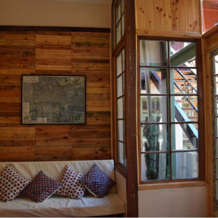 Bank mit Kissen im Eingangsbereich des Eco-Hostals Tambo Verde in Santiago