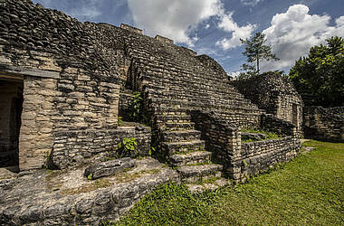 Maya-Ruine in der Mayastätte Caracol in Belize