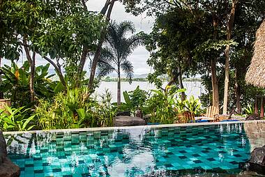 Begrünter Außenpool mit Seeblick im Hotel Jicaro Island Ecolodge, Isletas de Granada im Nicaraguasee