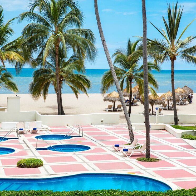 Pool-Landschaft direkt am türkisen Meer im Hotel Krystal Puerto Vallarta