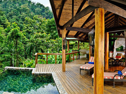 Blick auf eine private Terrasse mit Pool der Honeymoon Suite in der Pacuare Lodge, Costa Rica.