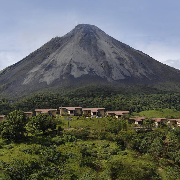 Vulkan Arenal mit blauem Himmel in La Fortuna