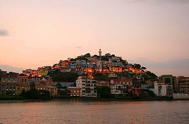 Die Stadt Guayaquil bei Sonnenuntergang