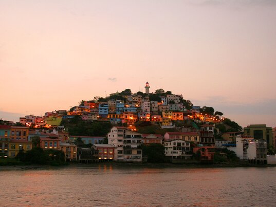 Die Stadt Guayaquil bei Sonnenuntergang
