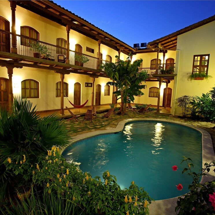 Pool nachts im Hotel Patio del Malinche in Nicaragua