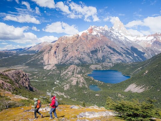 Wanderer in der Berglandschaft des Nationalparks Los Glaciares