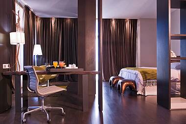 Elegante Einrichtung eines Zimmers im Hotel Esplendor Mendoza