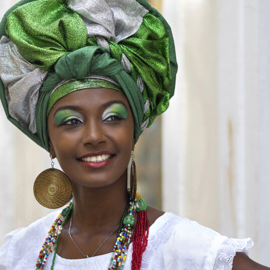 Afrobrasilianerin mit grüner Kopfbedeckung