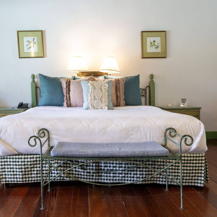 Zimmer im Hotel Casa Turire bei Turrialba, Costa Rica, mit stilvoller Einrichtung, Kingsize-Bett, Holzboden und gemütlicher Landhausatmosphäre.