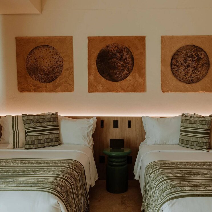 Doppelzimmer im Osh Hotel in Cartagena, Kolumbien, mit stilvollem Dekor, warmen Erdtönen und modernen Annehmlichkeiten.
