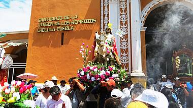 Zeremonie vor dem orangen Santuario de la Virgen de los Remedios Cholula Puebla
