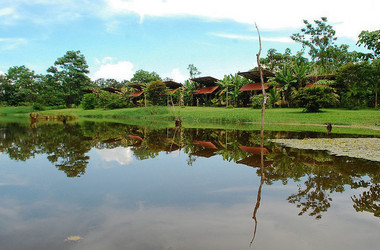 Lagune mit Bungalows in Maquenque