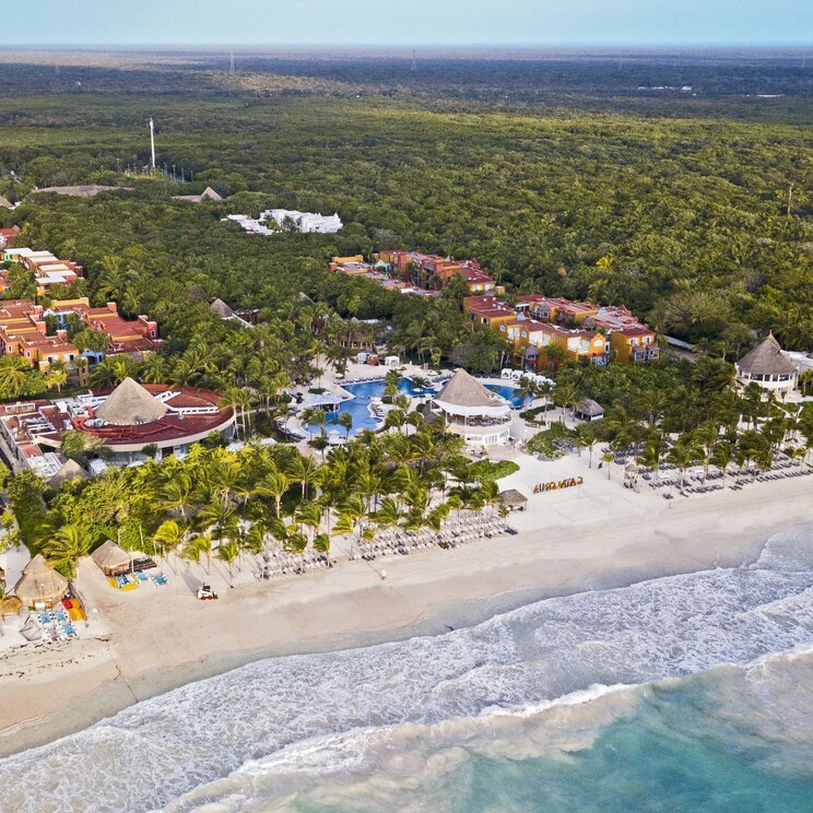 Vogelperspektive über Strand und Anlage des Catalonia Playa Maroma Hotels in Playa del Carmen