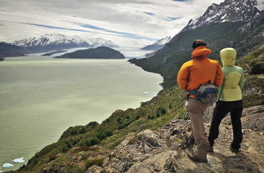 Wanderer am See im Nationalpark Torres del Paine