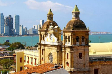 Aemberaubender Panoramablick mit der Kathedrale San Pedro Claver, Cartagena Kolumbien