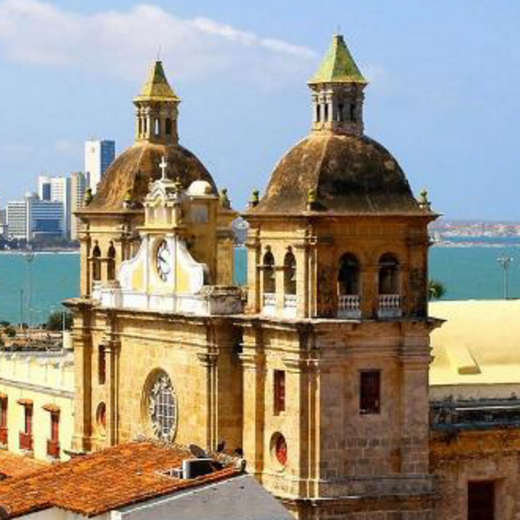 Aemberaubender Panoramablick mit der Kathedrale San Pedro Claver, Cartagena Kolumbien