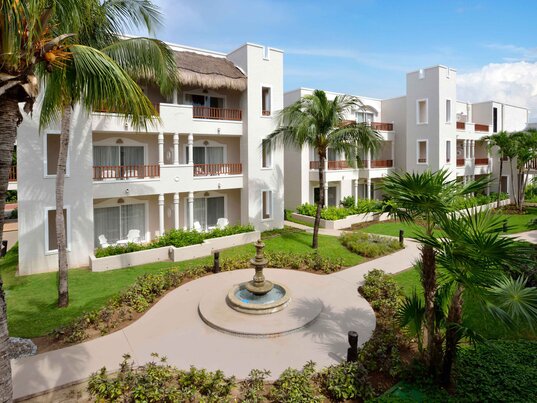 Ansicht über den begrünte Hotelkomplex des Catalonia Playa Maroma in Playa del Carmen