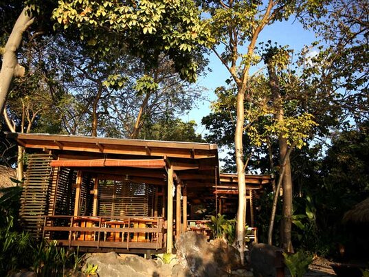 Dschungelbar im Grünen im Hotel Jicaro Island Ecolodge, Isletas de Granada im Nicaraguasee