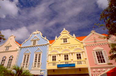 Farbenfrohe Barockfassaden in Oranjestad Aruba