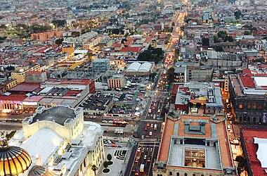 Mexiko-Stadt mit Palast der Schönen Künste in Vogelperspektive