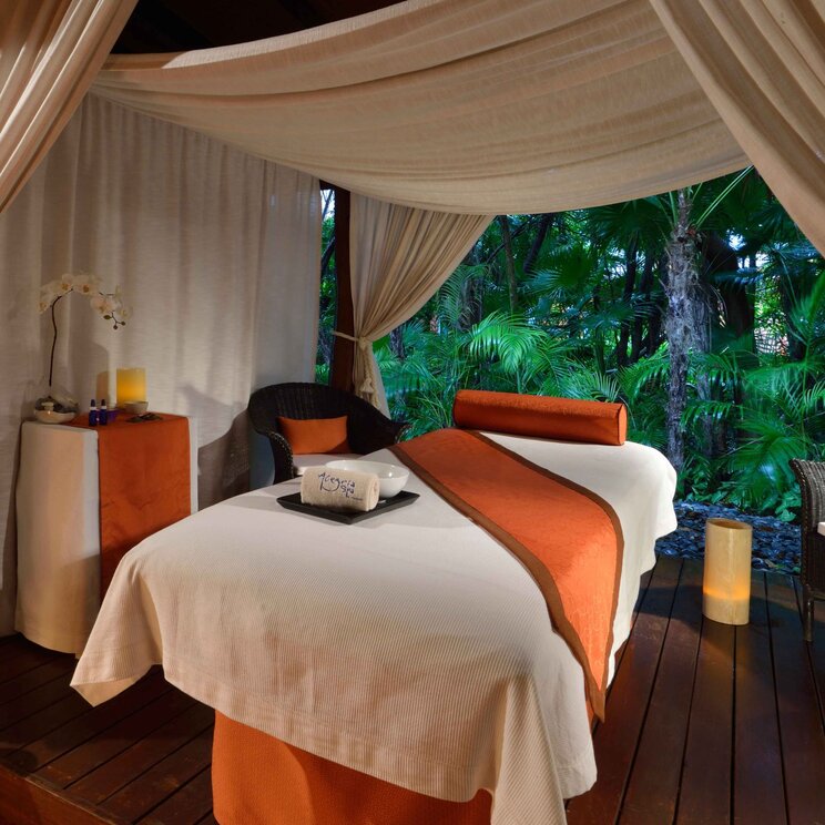 Massageliege im Hotel Catalonia Playa Maroma in Playa del Carmen