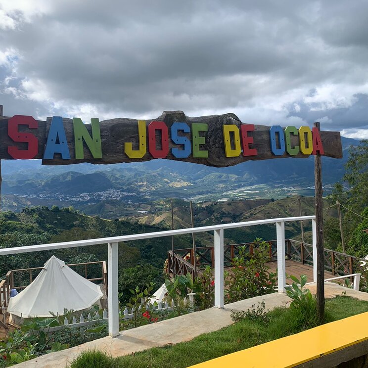 Aussichtspunkt mit Fotospot in San José de Ocoa, Dominikanische Republik.