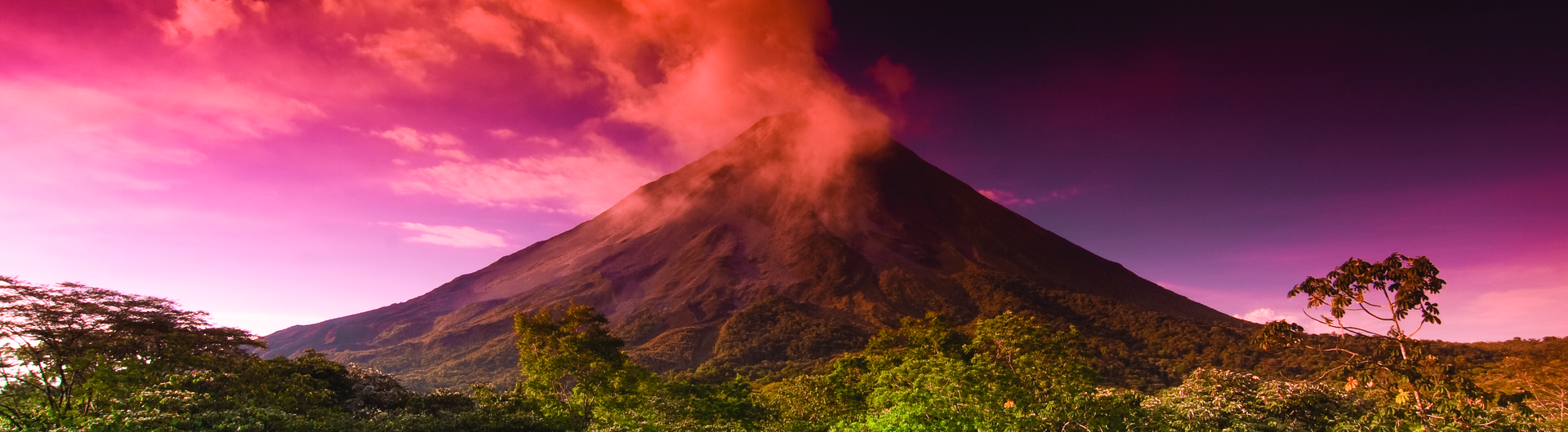 Qualmender Vulkan Arenal in Costa Rica