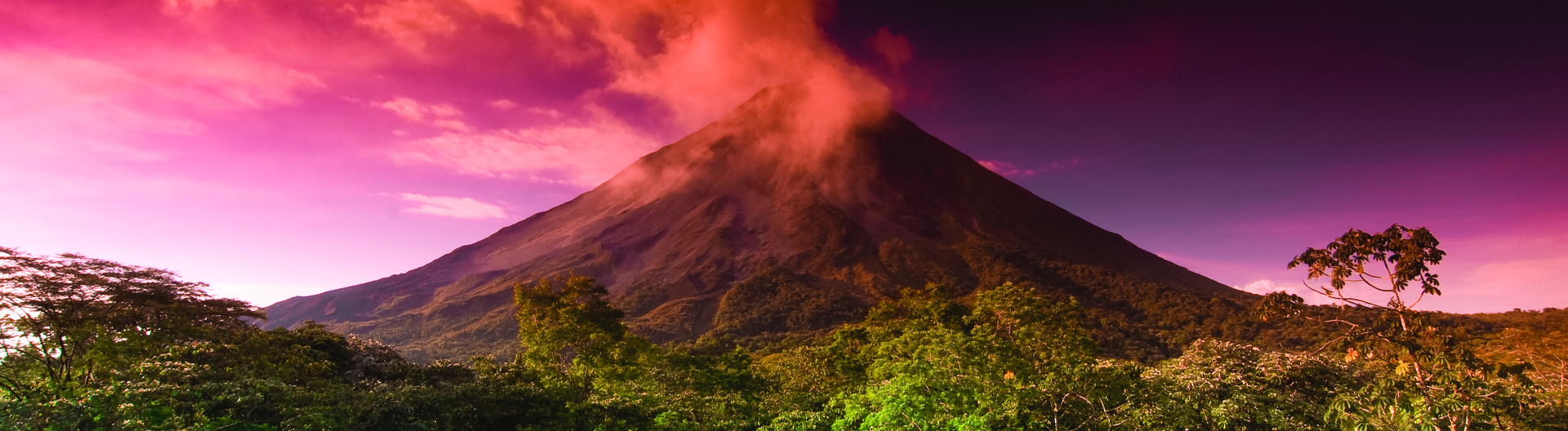 Qualmender Vulkan Arenal in Costa Rica