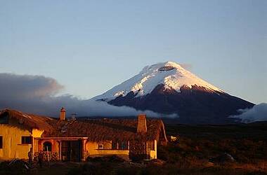 Die Chilcabamba Lodge mit schneebedecktem Vulkan Cotopaxi im Hintergrund