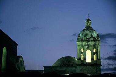 Erleuchteter Turm des Regionalmuseums in Oaxaca