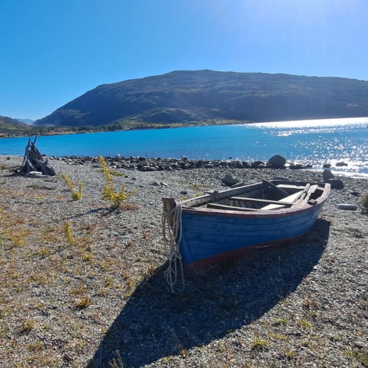 Boot am Ufer des General Carrera Sees in Chile