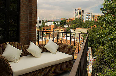 Balkon mit Sitzlounge im Art Hotel Boutique Medellín