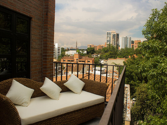 Balkon mit Sitzlounge im Art Hotel Boutique Medellín
