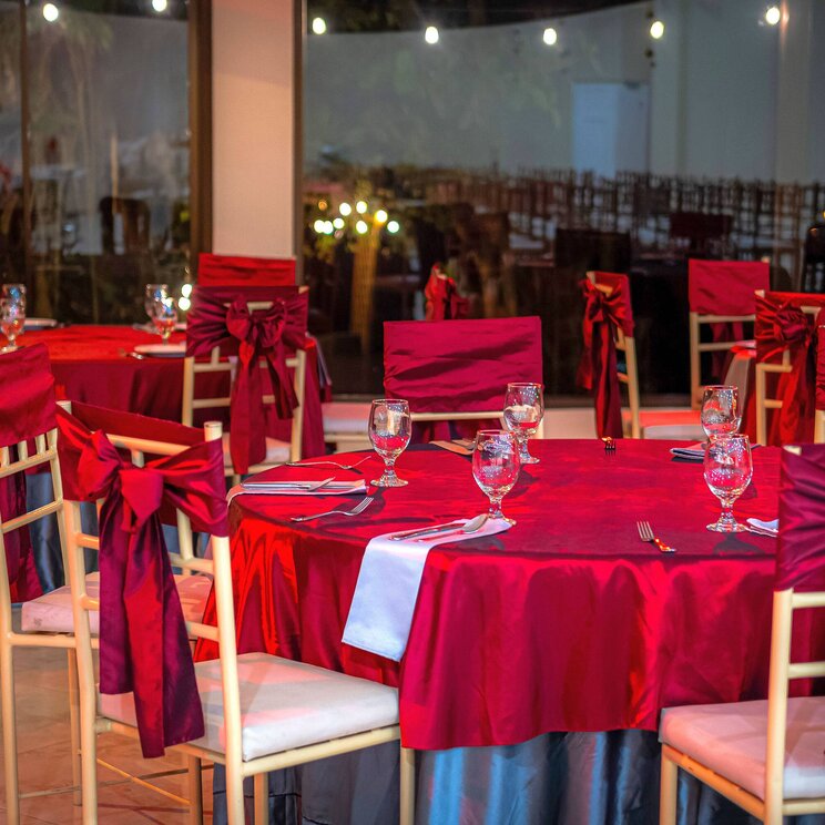 Restaurant im Hotel Villa Florencia in Costa Rica mit festlich gedeckten Tischen und roter Dekoration für besondere Anlässe.