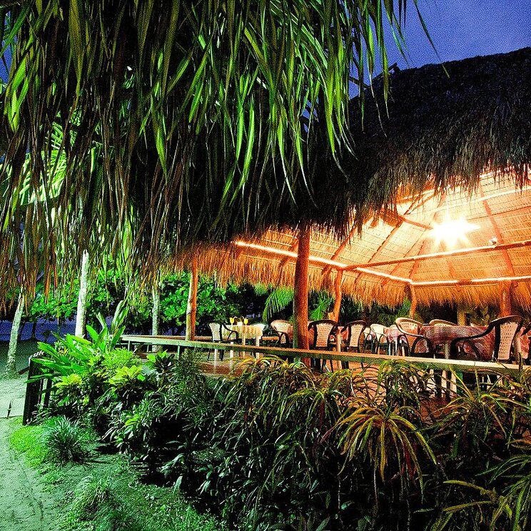 Restaurant bei Nacht direkt am Meer im Karahe Beach Hotel, Manuel Antonio Nationalpark Costa Rica