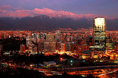 Skyline von Santiago bei Nacht